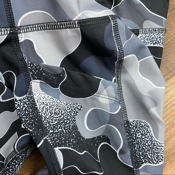 Avia High Rise Camo Cropped Leggings Side Pockets Size Small - Picture 4 of 4